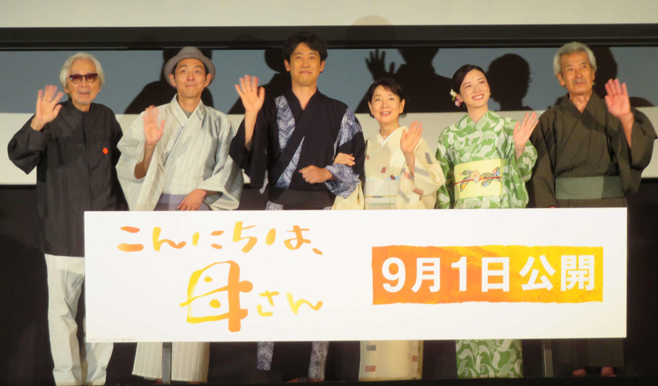 映画「こんにちは、母さん」完成披露試写会に登壇した、左から山田洋次監督、宮藤官九郎、大泉洋、吉永小百合、永野芽郁、田中泯（撮影・村上幸将）