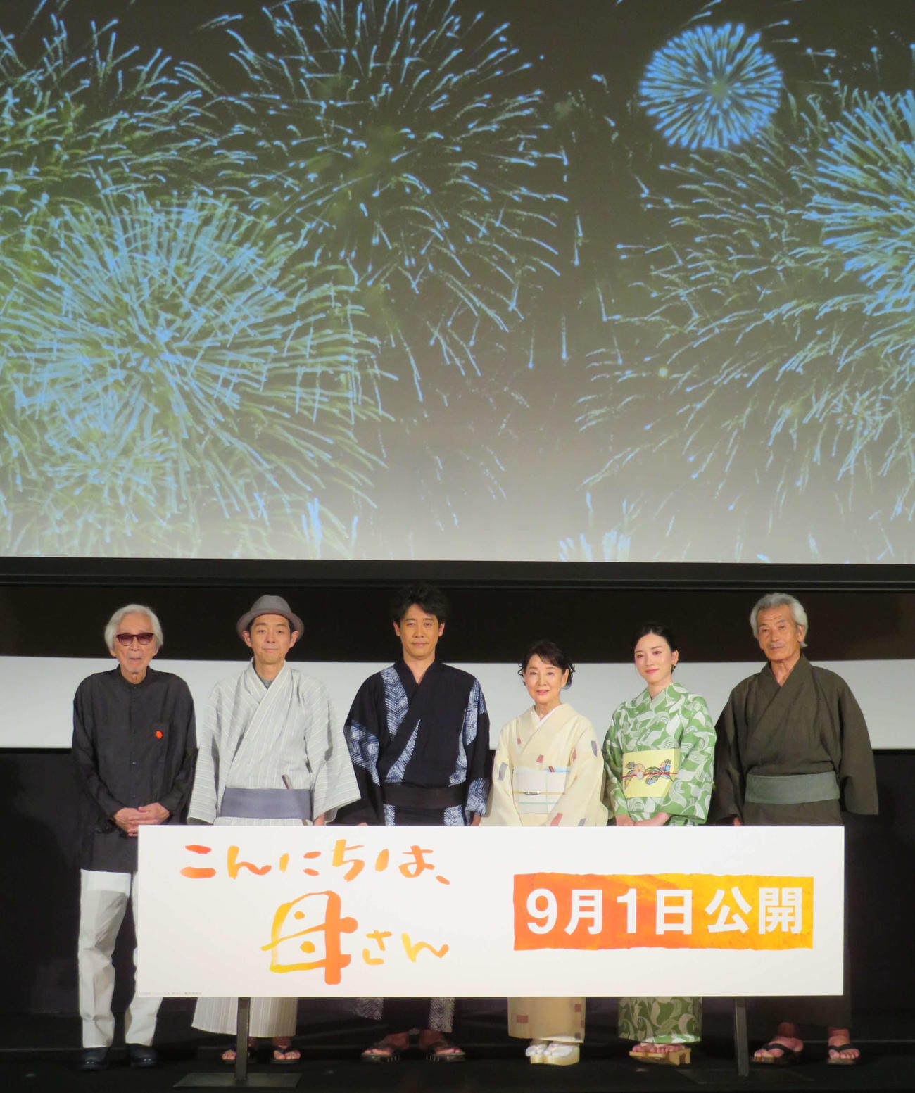 映画「こんにちは、母さん」完成披露試写会に登壇した、左から山田洋次監督、宮藤官九郎、大泉洋、吉永小百合、永野芽郁、田中泯（撮影・村上幸将）