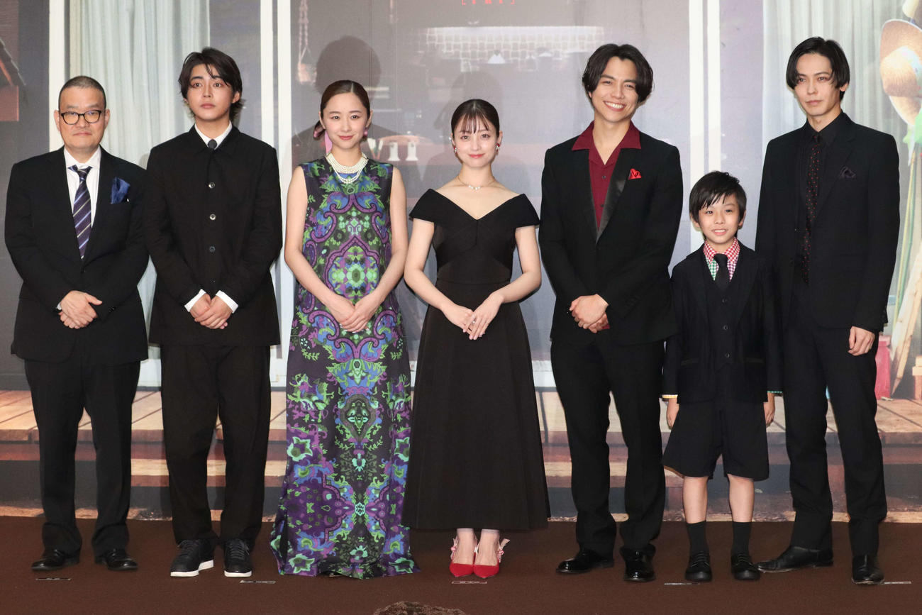 映画「禁じられた遊び」完成披露イベントに登壇した、左から中田秀夫監督、倉悠貴、堀田真由、橋本環奈、重岡大毅、正垣湊都、猪塚健太（撮影・加藤理沙）