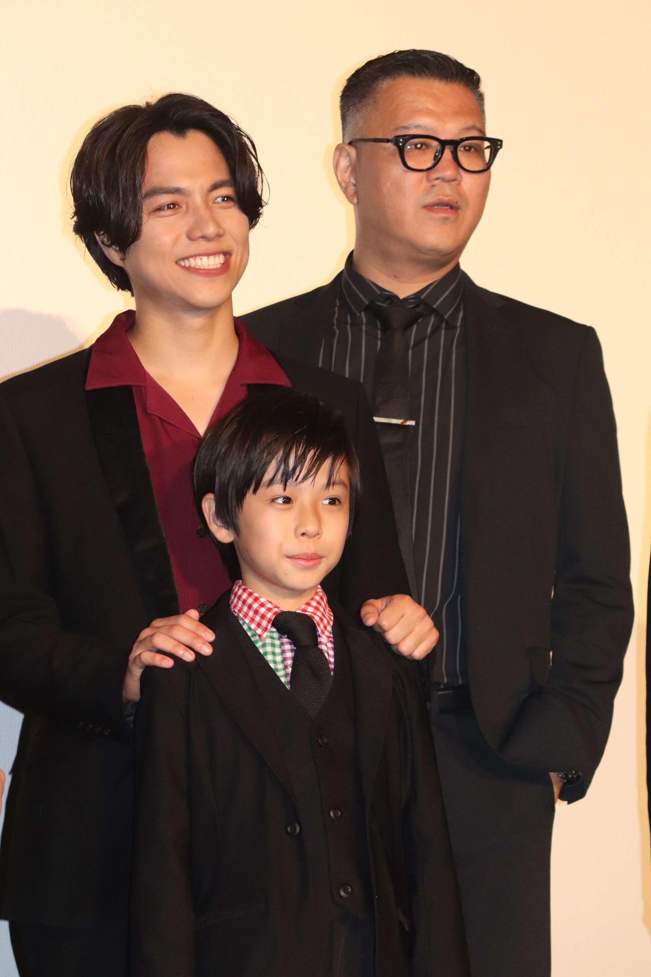 映画「禁じられた遊び」舞台あいさつに登壇した、左から重岡大毅、正垣湊都、シソンヌ長谷川忍（撮影・加藤理沙）