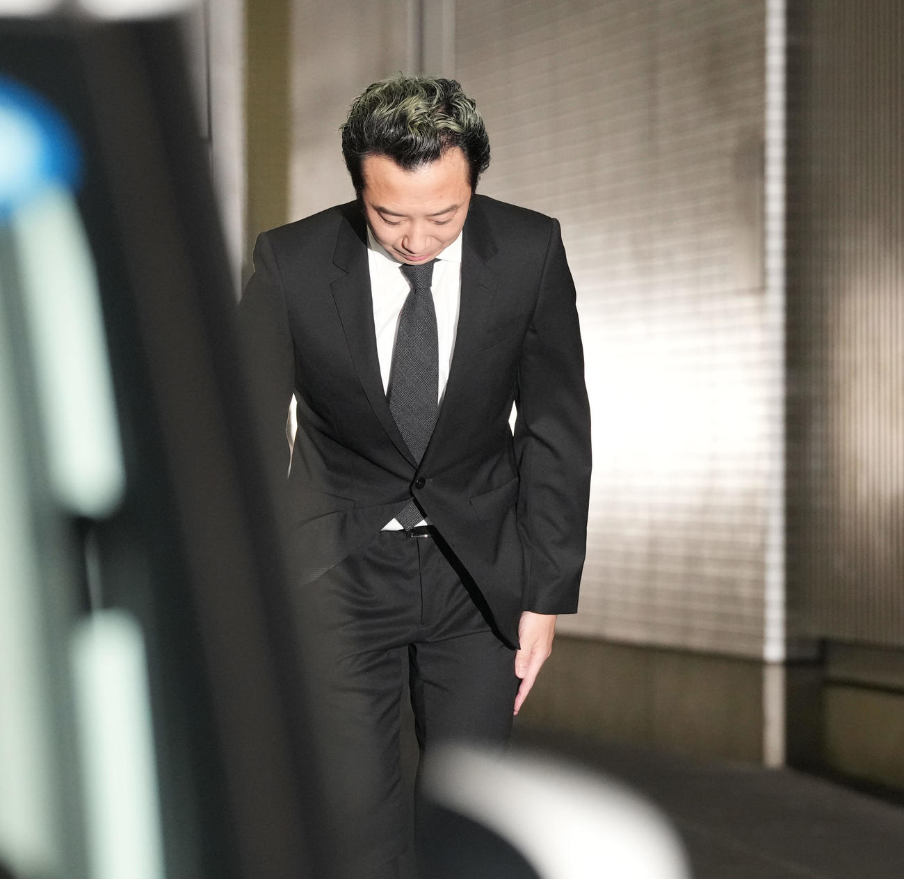 保釈され、報道陣に一礼する市川猿之助被告（撮影・鈴木みどり）
