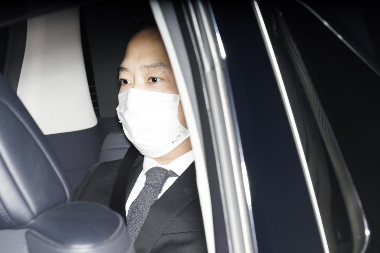 保釈され、警視庁原宿署を出る市川猿之助被告（共同）