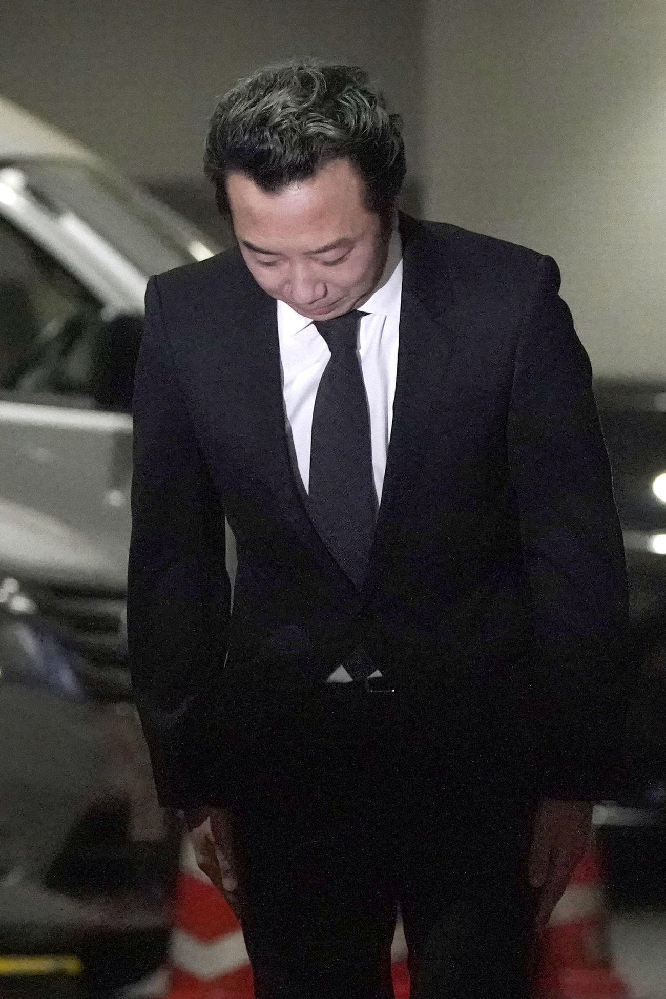 保釈され、一礼する市川猿之助被告（共同）