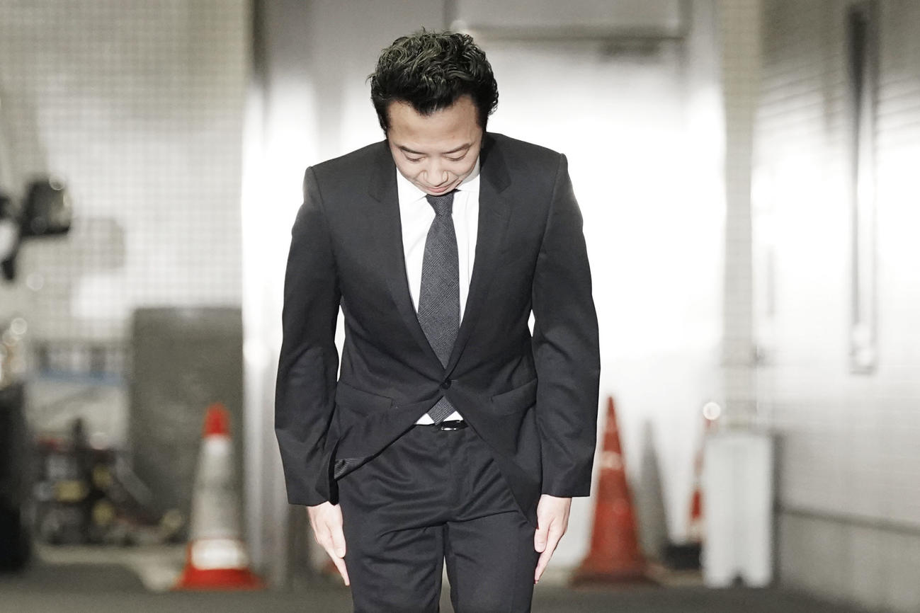 保釈され、一礼する市川猿之助被告（共同）