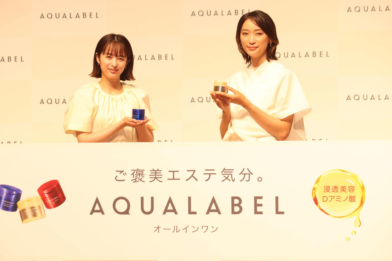 「新アクアレーベルお披露目発表会」に登壇した清野菜名（左）と杏（撮影・加藤理沙）