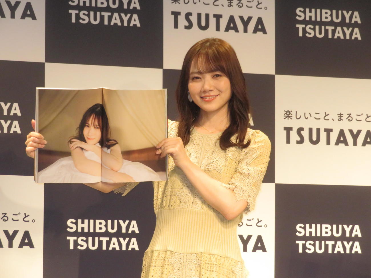 ファースト写真集「恋に落ちた瞬間」の発売記念会見に出席した乃木坂46田村真佑（撮影・横山慧）