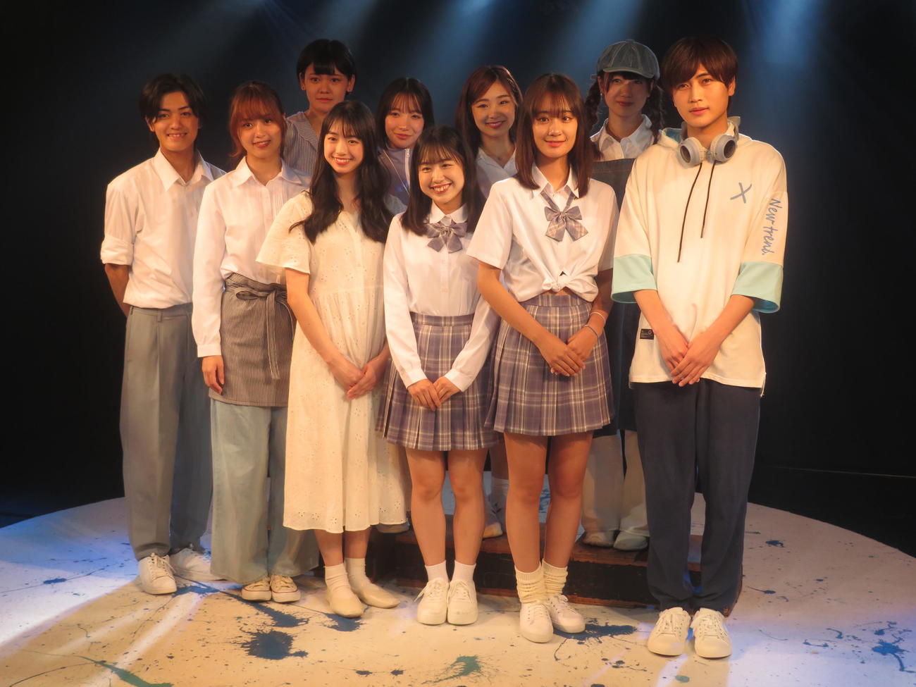 スピンオフ公演の初日を迎えた劇団4ドル50セント。前列左から中村碧十、小谷皐月、田中音江、吉川真世、宮嶋璃乃、瀬谷直矢。後列左から笠原実歌、秋吉アンナ、直井瑞季、前田萌香（撮影・横山慧）
