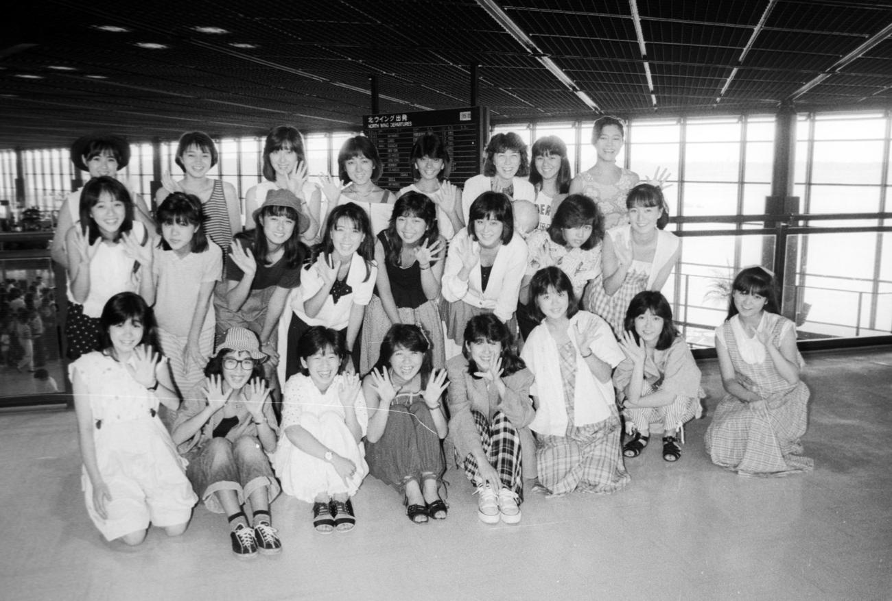 1986年7月、初の海外レコーディングのためロサンゼルスへ出発したおニャン子クラブの24人。前列左から岩井由紀子、名越美香、布川智子、白石麻子、新田恵利、弓岡真美、生稲晃子、永田ルリ子、中列左から渡辺美奈代、横田睦美、国生さゆり、高井麻巳子、岡本貴子、城之内早苗、工藤静香、寺本容子、後列左から吉沢秋絵、富川春美、内海和子、立見里歌、福永恵規、山本スーザン久美子、渡辺満里奈、樹原亜紀