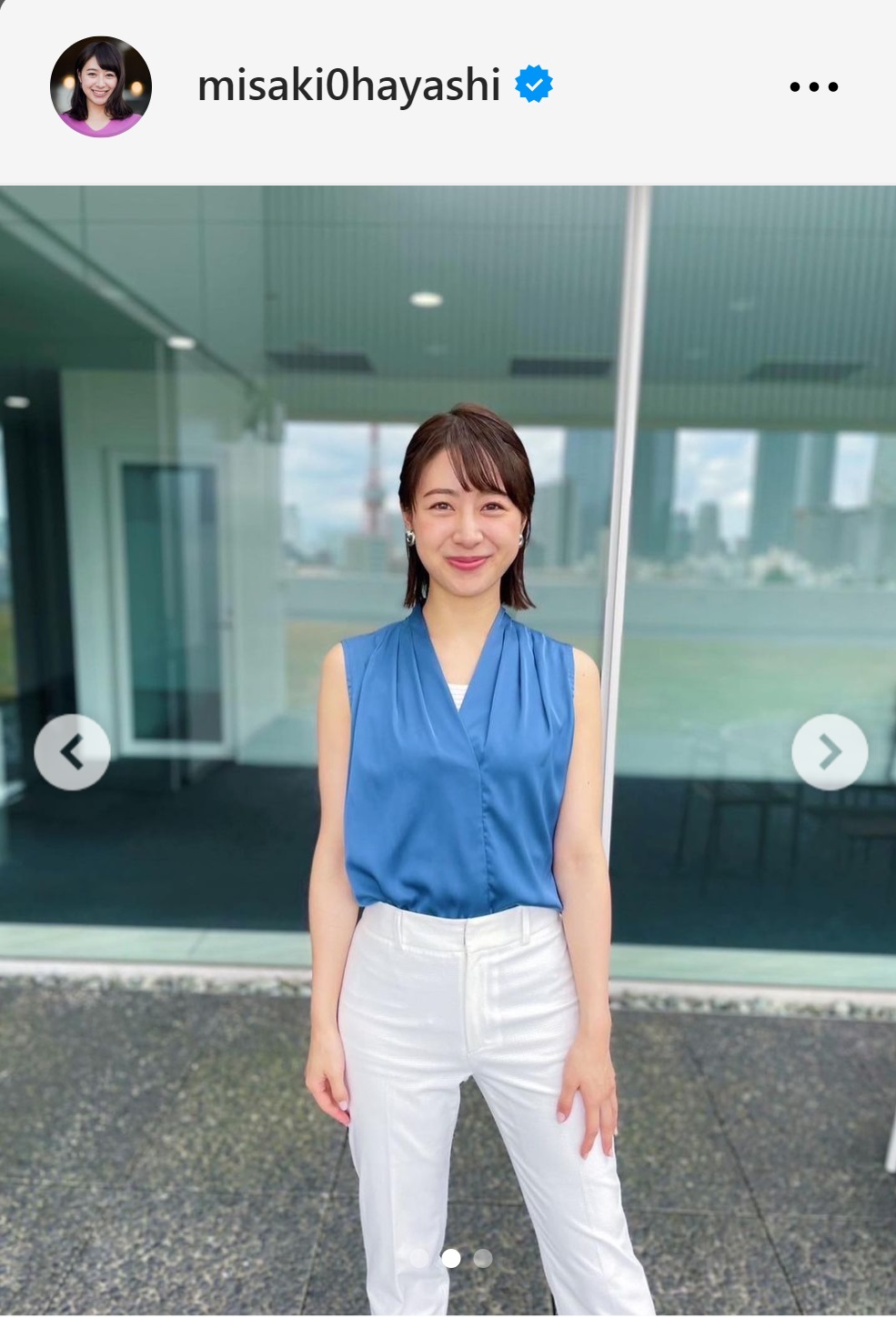 Vネックのトップスに白いパンツを合わせたコーデの林美沙希アナ（テレビ朝日・林美沙希アナのインスタグラムから）