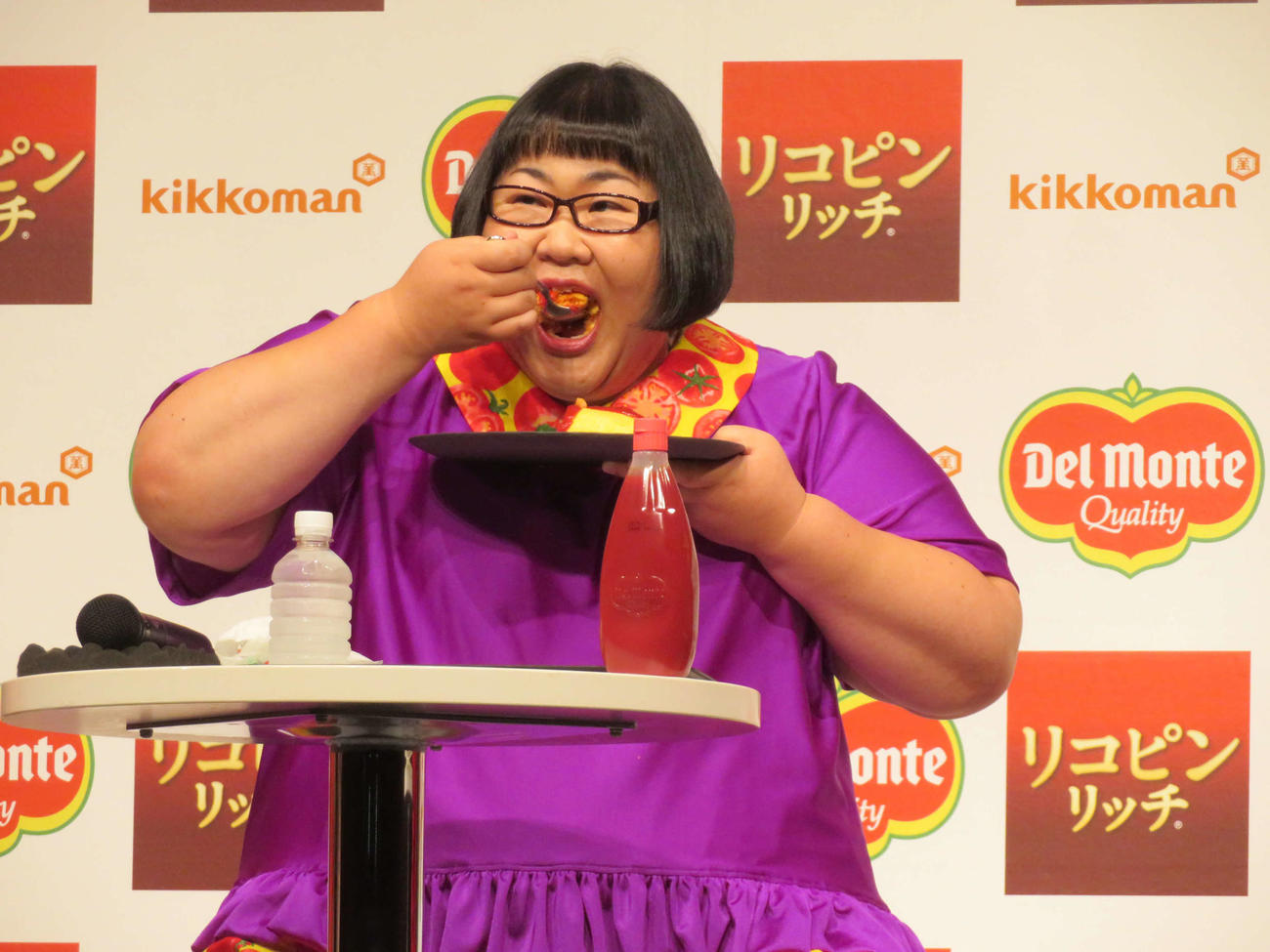 「デルモンテ　リコピンリッチ」10周年“リコピンリッチの日”制定記念記者発表会で、撤収しに来たスタッフをよそに、日本橋たいめいけんのオムライスを食べ続けるメイプル超合金の安藤なつ（撮影・村上幸将）