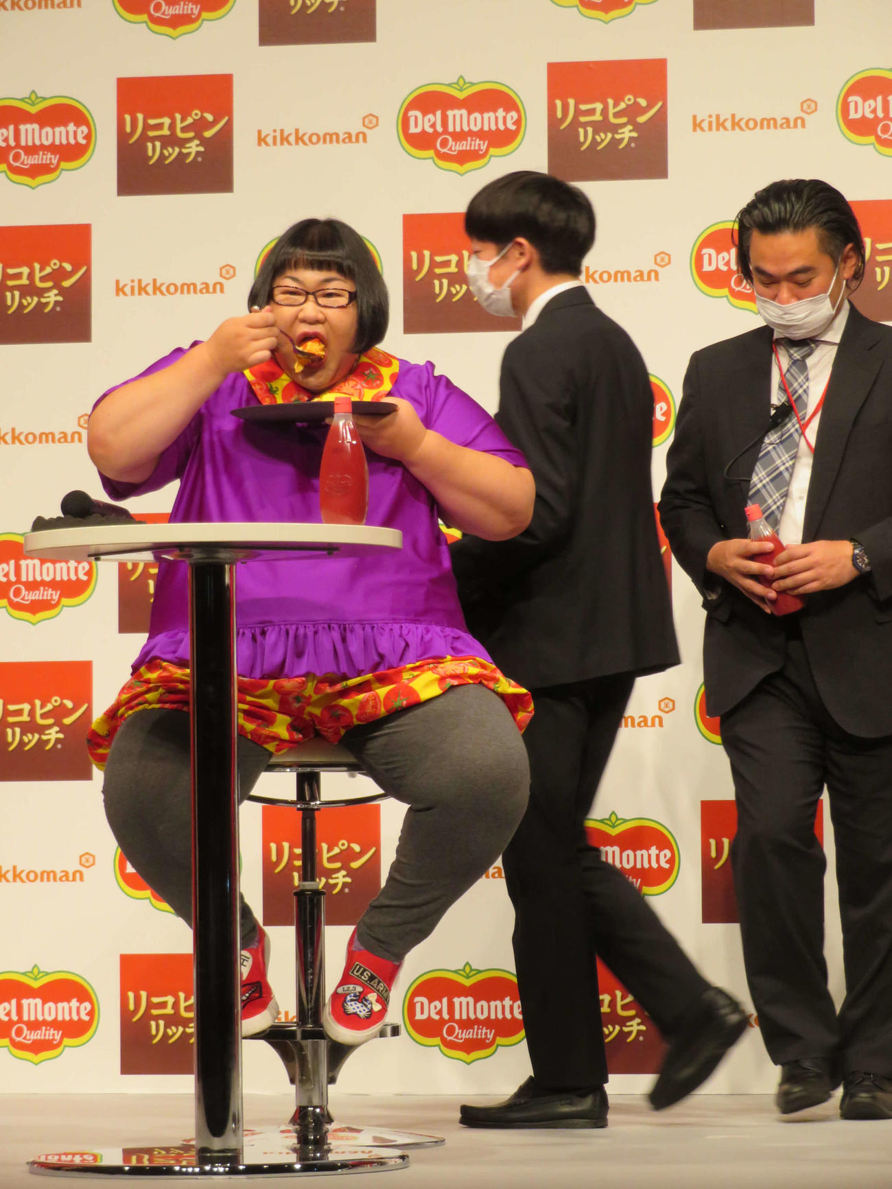 「デルモンテ　リコピンリッチ」10周年“リコピンリッチの日”制定記念記者発表会で、撤収しに来たスタッフをよそに、日本橋たいめいけんのオムライスを食べ続けるメイプル超合金の安藤なつ（撮影・村上幸将）
