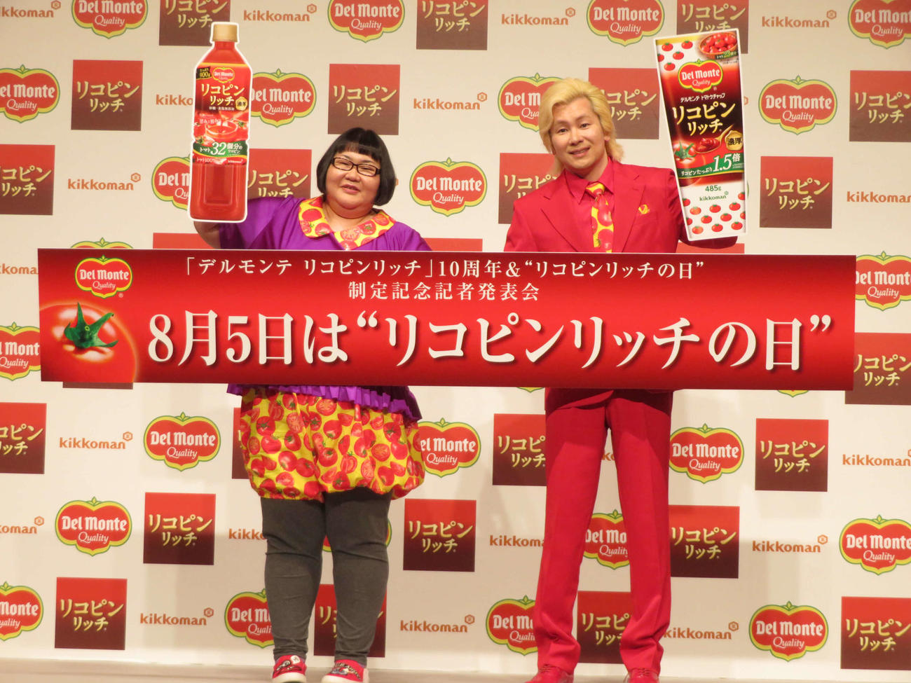 「デルモンテ　リコピンリッチ」10周年“リコピンリッチの日”制定記念記者発表会に登壇した、メイプル超合金の安藤なつとカズレーザー（撮影・村上幸将）