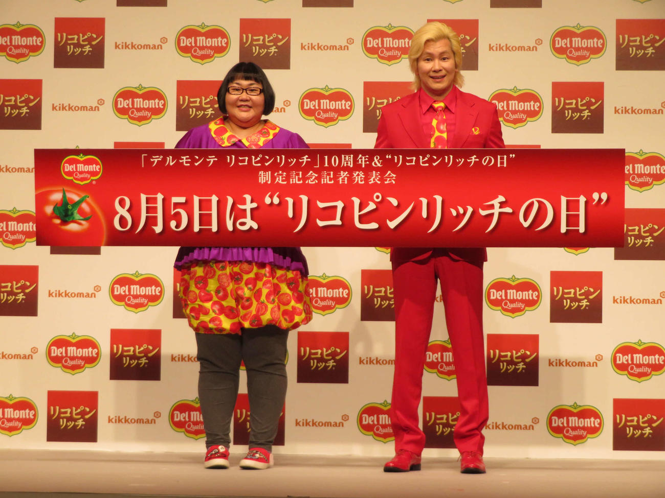 「デルモンテ　リコピンリッチ」10周年“リコピンリッチの日”制定記念記者発表会に登壇した、メイプル超合金の安藤なつとカズレーザー（撮影・村上幸将）
