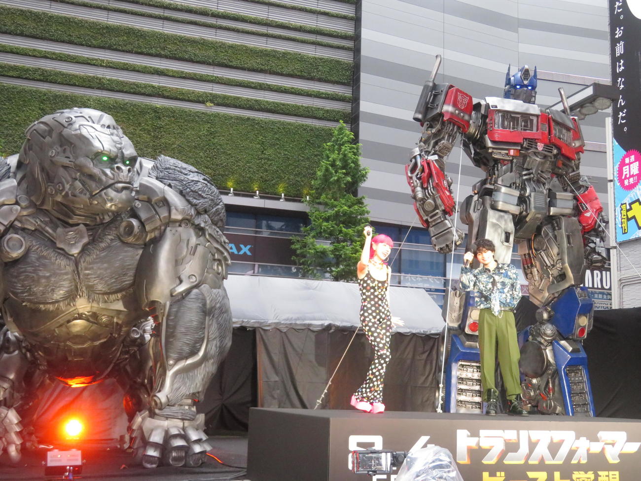 米映画「トランスフォーマー／ビースト覚醒」の等身大トランスフォーマーお披露目イベントに出席した中島健人（右）と仲里依紗（撮影・横山慧）