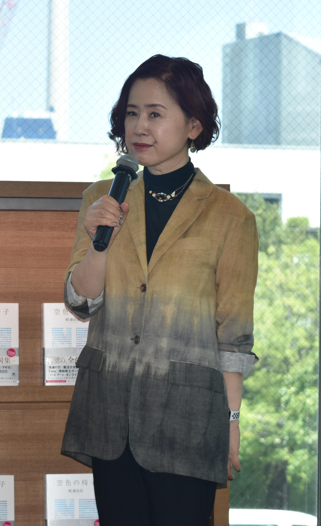 活動30周年記念歌詞集「空色の椅子」出版記念イベントに出席した梶浦由記