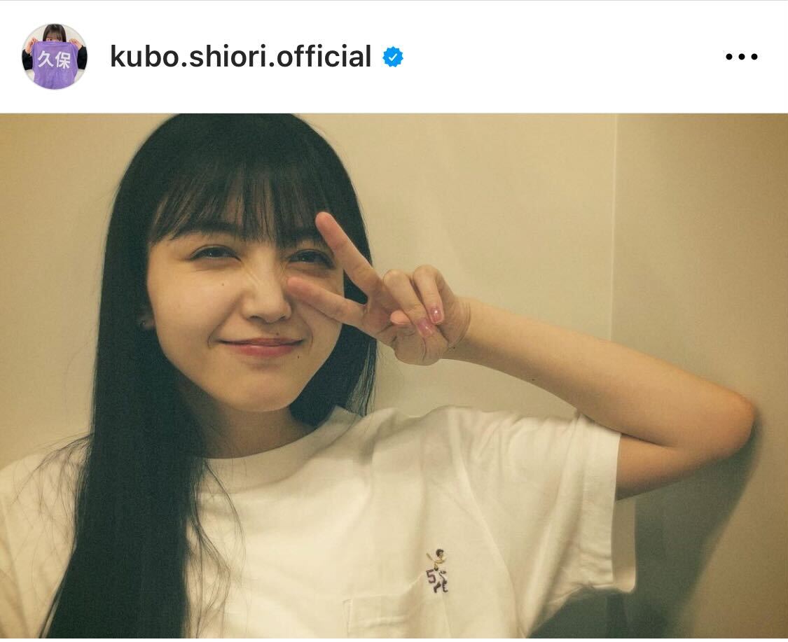 カメラ目線でVサインする乃木坂46久保史緖里（久保史緖里のインスタグラムから）