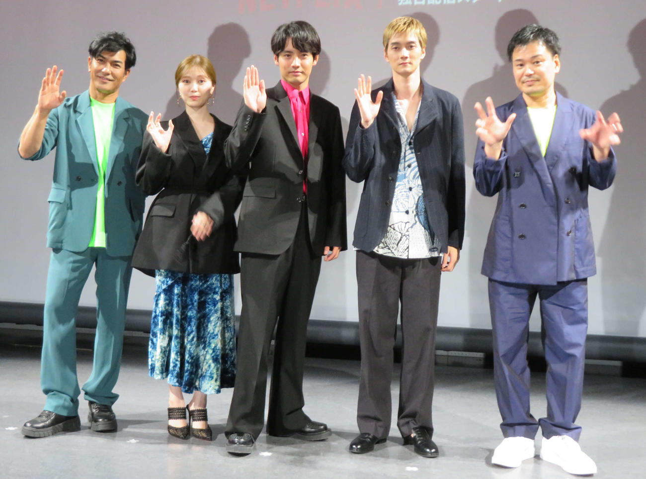 Netflix映画「ゾン100～ゾンビになるまでにしたい100のこと～」上映イベントに登壇した、左から北村一輝、白石麻衣、赤楚衛二、栁俊太郎、石田雄介監督（撮影・村上幸将）