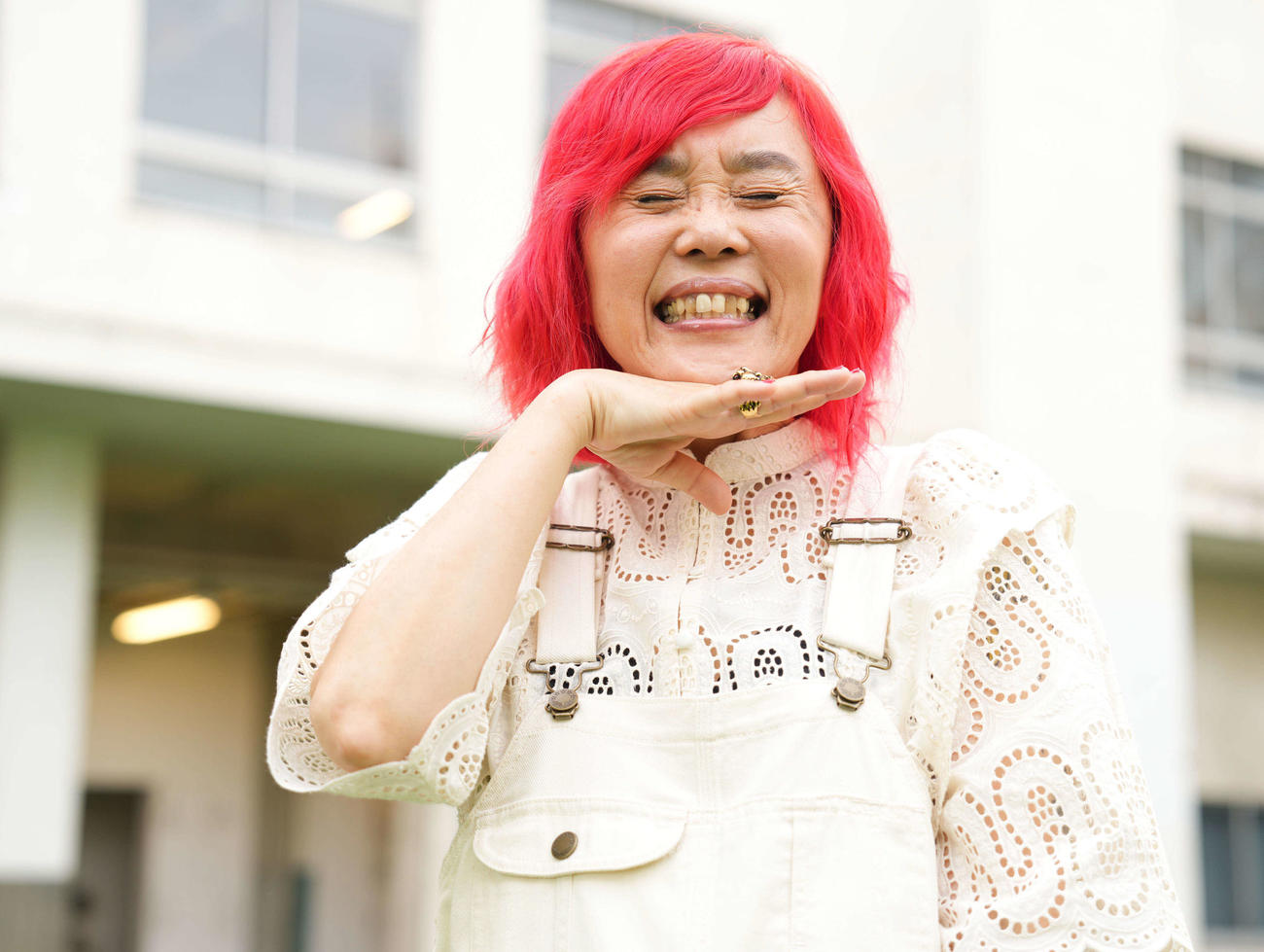 還暦を迎え染めた赤髪がとてもよく似合う野沢直子（撮影・鈴木みどり）
