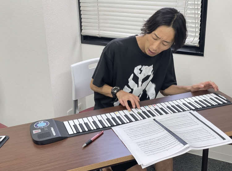 テレ玉「それゆけ！　大宮セブン」でバンドを組み、キーボードを担当するGAGのSJ（C）テレ玉