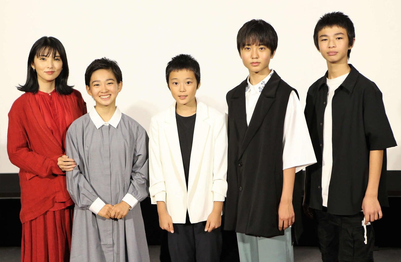 NHK「軍港の子　よこすかクリーニング1946」の記者試写会に登場した、左から田中麗奈、村山輝星、小林優仁、高橋來、原田琥之佑