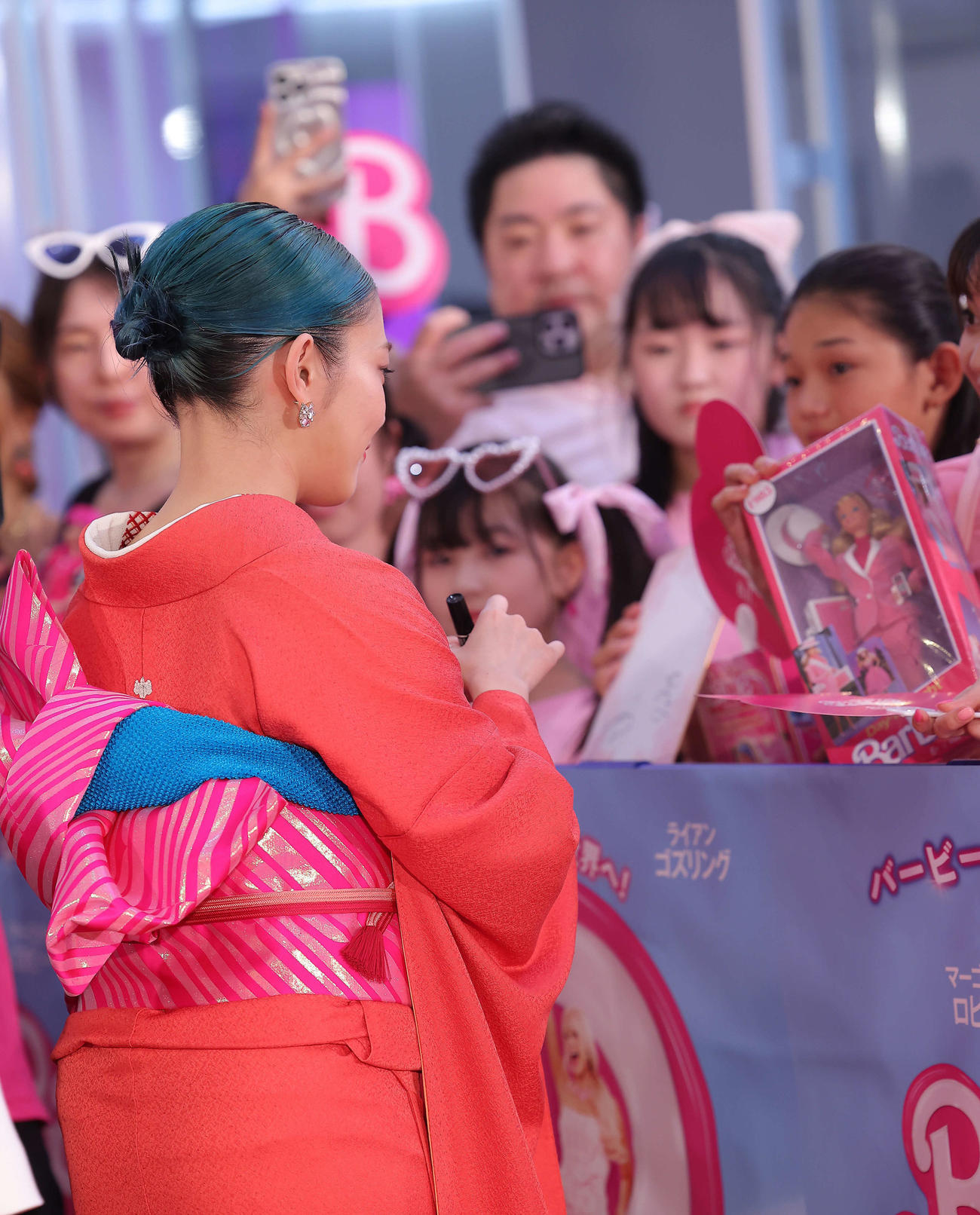 着物姿でファンサービスする高畑充希（撮影・河田真司）