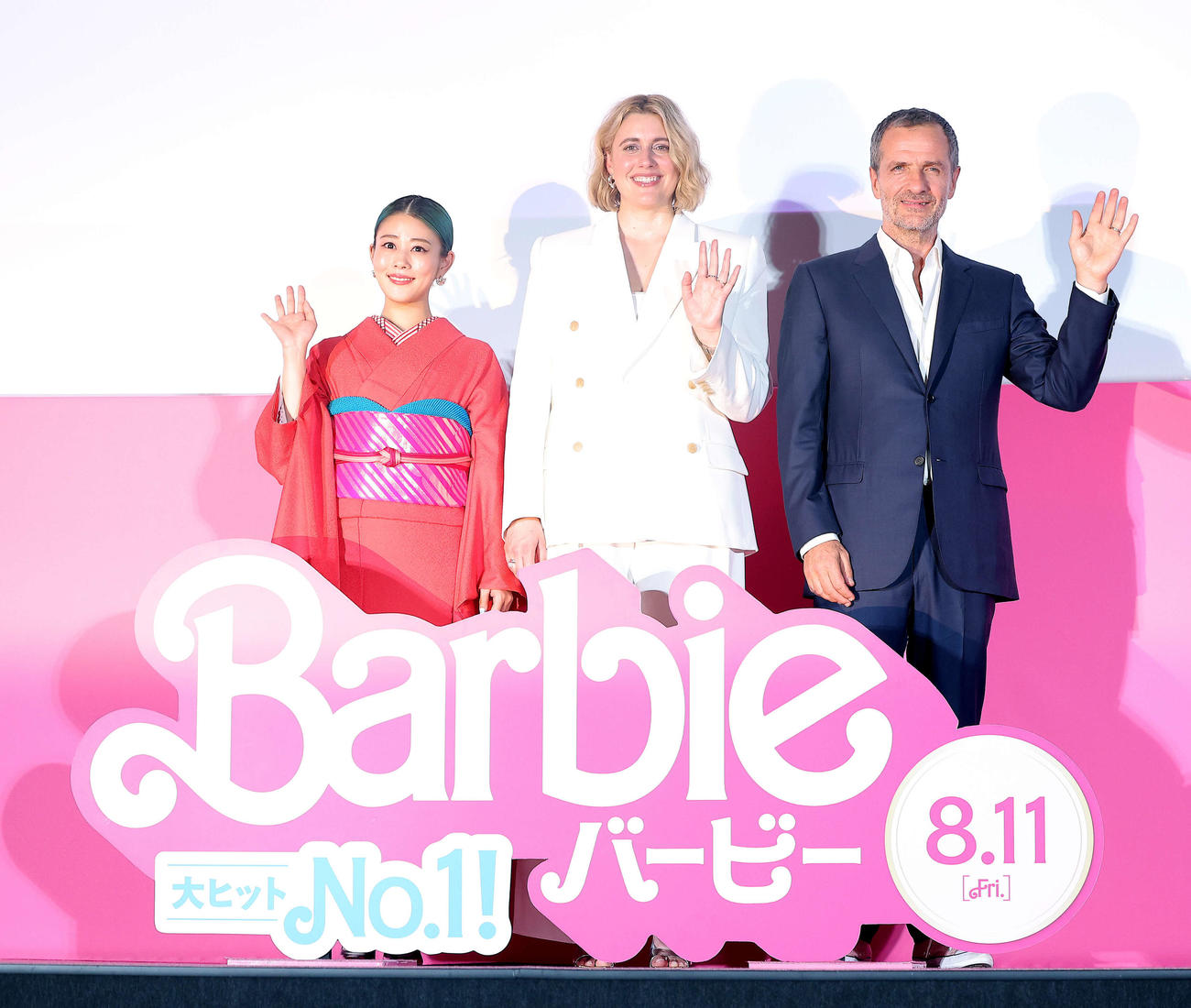 映画「バービー」ジャパンプレミアイベントで写真に納まる、左から高畑充希、グレタ・ガーウィグ監督、デイビッド・へイマン氏（撮影・河田真司）