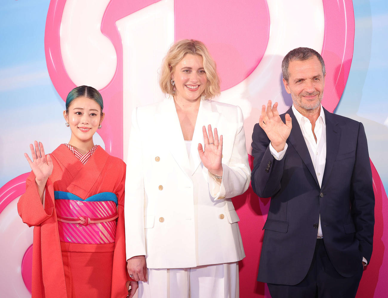映画「バービー」ジャパンプレミアイベントで写真に納まる、左から高畑充希、グレタ・ガーウィグ監督、デイビッド・へイマン氏（撮影・河田真司）