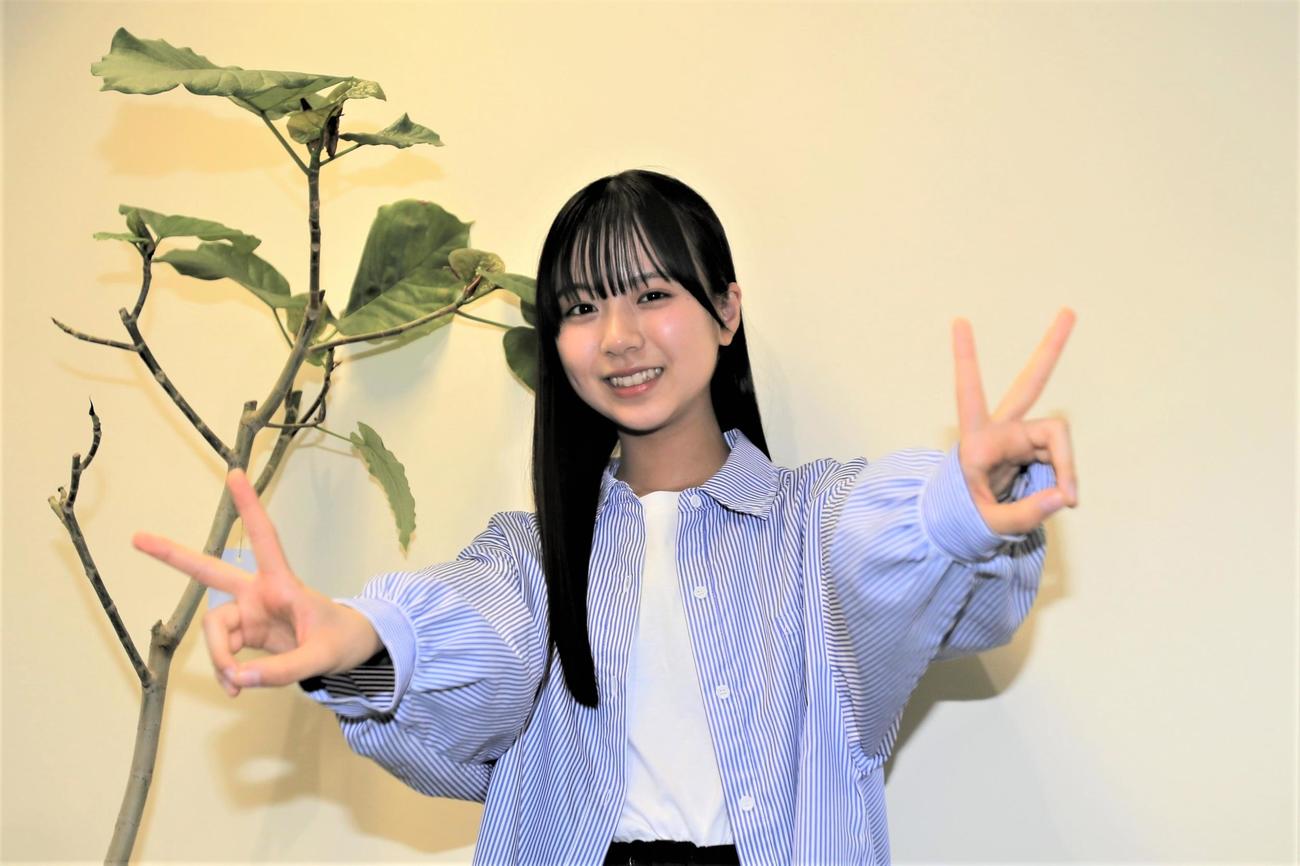 「僕が見たかった青空」1期生・工藤唯愛は、両手ピースで笑顔（撮影・中島洋尚）