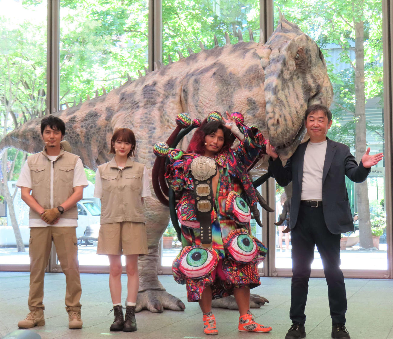 ギガノトサウルスお披露目発表会に出席した、左から山本匠馬、樋口日奈、高橋ヒロム、株式会社ON－ART金丸賀也社長（撮影・玉利朱音）