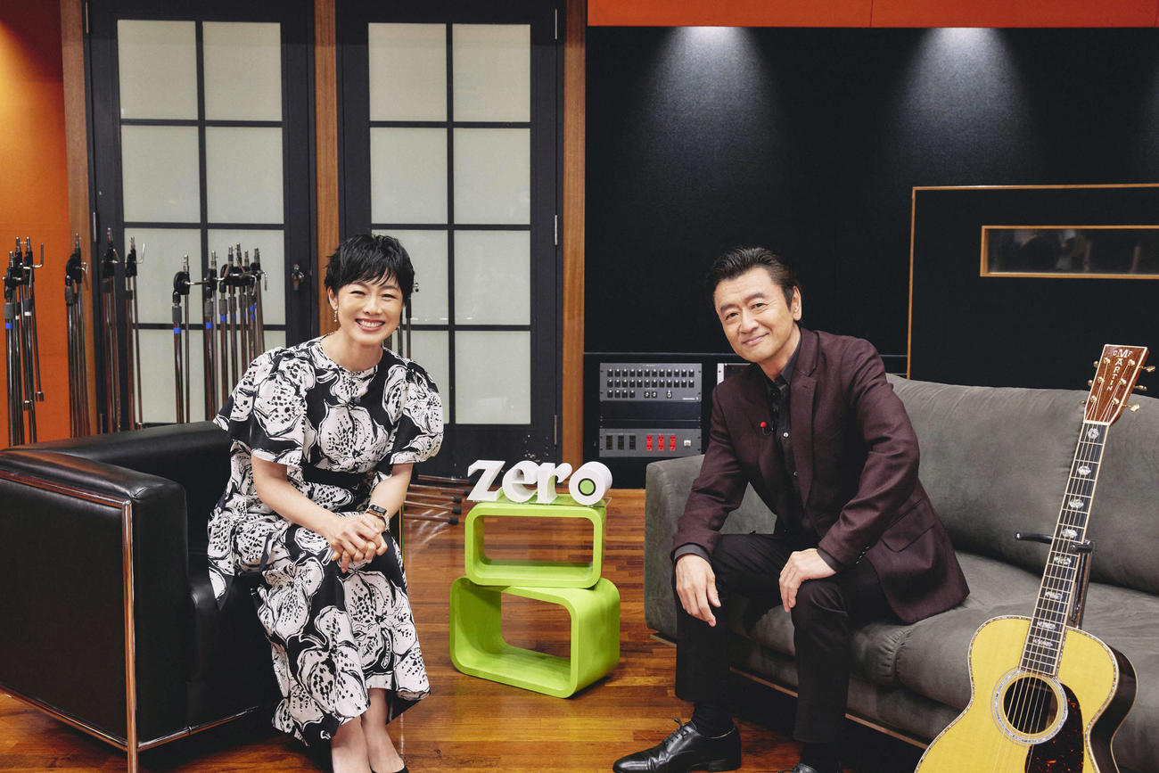 日本テレビ系「news zero」で対談したサザンオールスターズ桑田佳祐（右）有働由美子