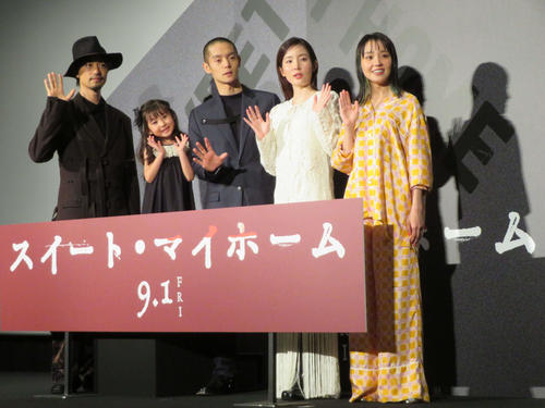 映画「スイート・マイホーム」ジャパンプレミアに登壇した、左から齊藤工監督、磯村アメリ、窪田正孝、蓮佛美沙子、奈緒（撮影・村上幸将）
