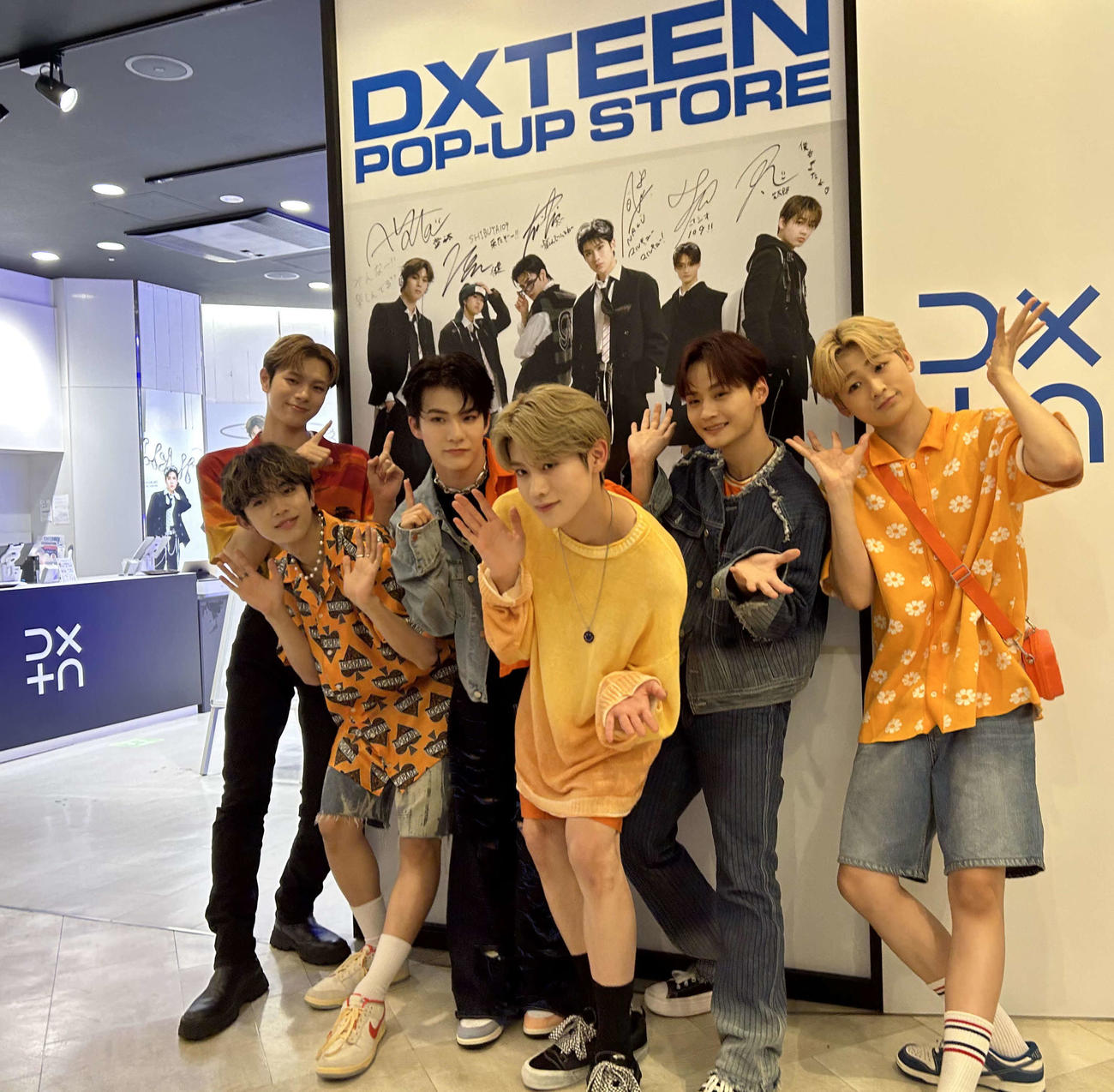 渋谷109とのコラボレーションイベントでオープンするポップアップストアを前に記念撮影するDXTEEN