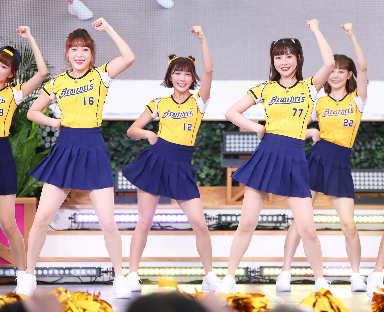 「お台場冒険王2023 SUMMER SPLASH！」でパフォーマンスするチュンチュン(手前右)らパッションシスターズのチア（撮影・河田真司）