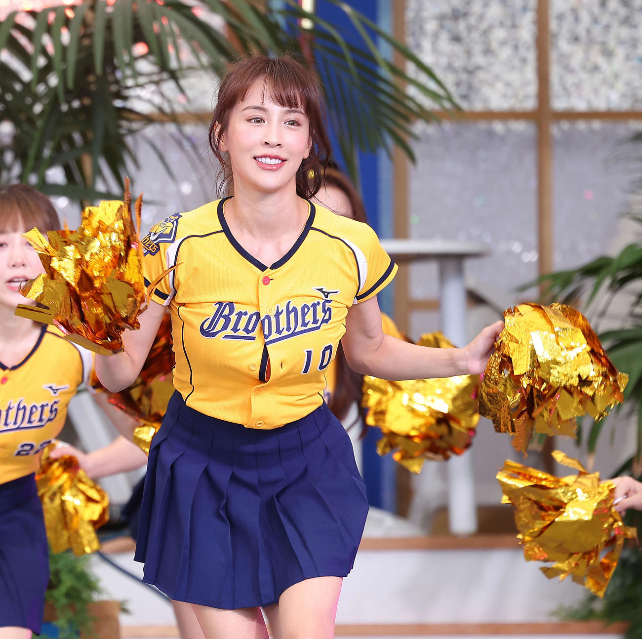 「お台場冒険王2023 SUMMER SPLASH！」でパフォーマンスするJulieらパッションシスターズのチア（撮影・河田真司）
