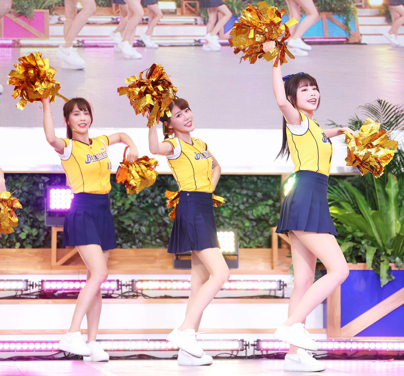 「お台場冒険王2023 SUMMER SPLASH！」でパフォーマンスするパッションシスターズのチア（撮影・河田真司）