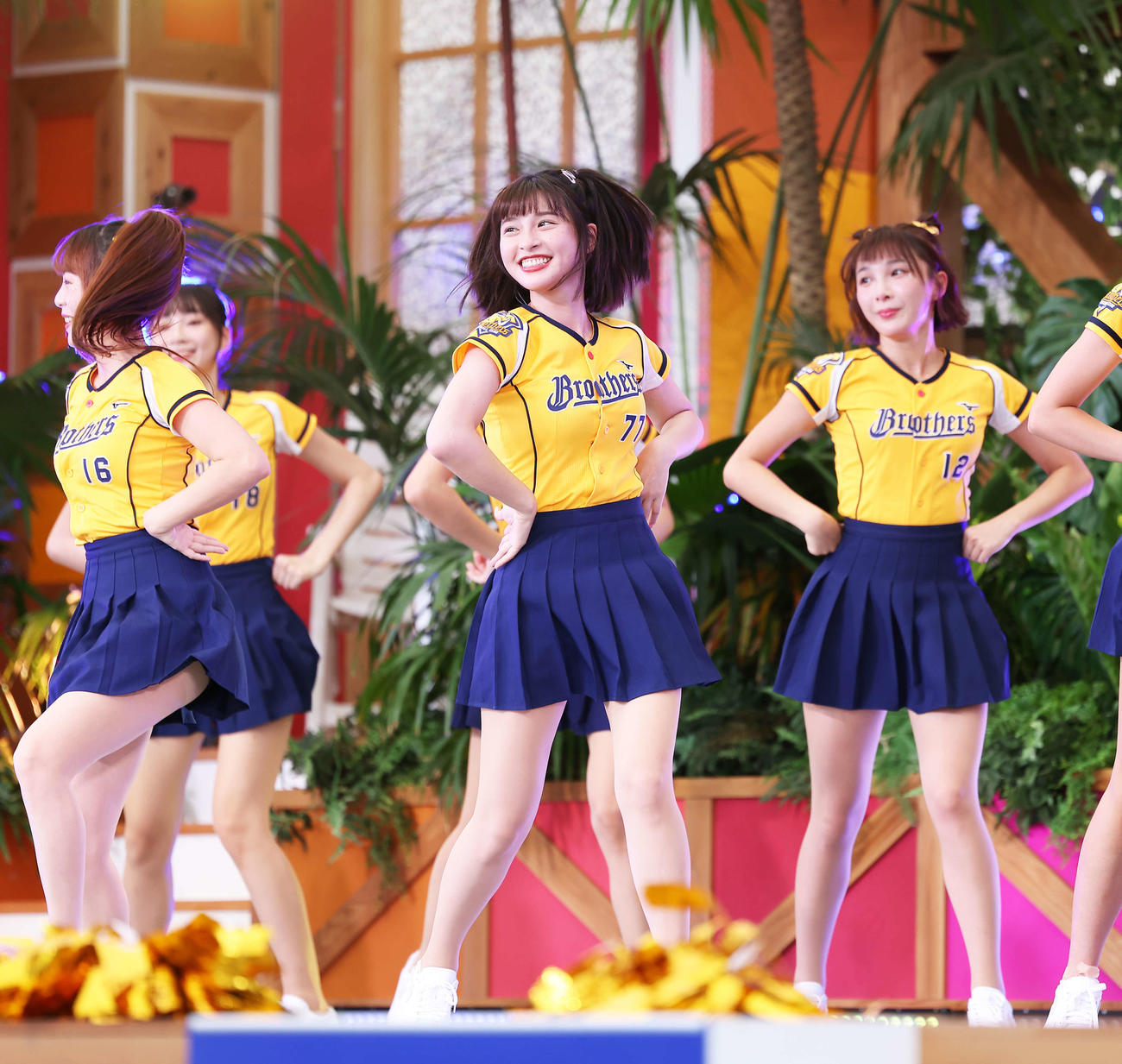 「お台場冒険王2023 SUMMER SPLASH！」でパフォーマンスするチュンチュン(中央)らパッションシスターズのチア（撮影・河田真司）