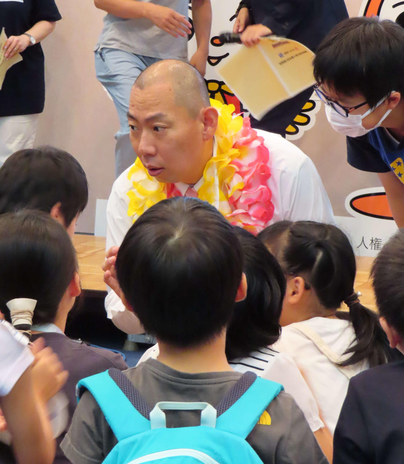 子どもたちとクイズを考えるレギュラーの松本康太（撮影・玉利朱音）