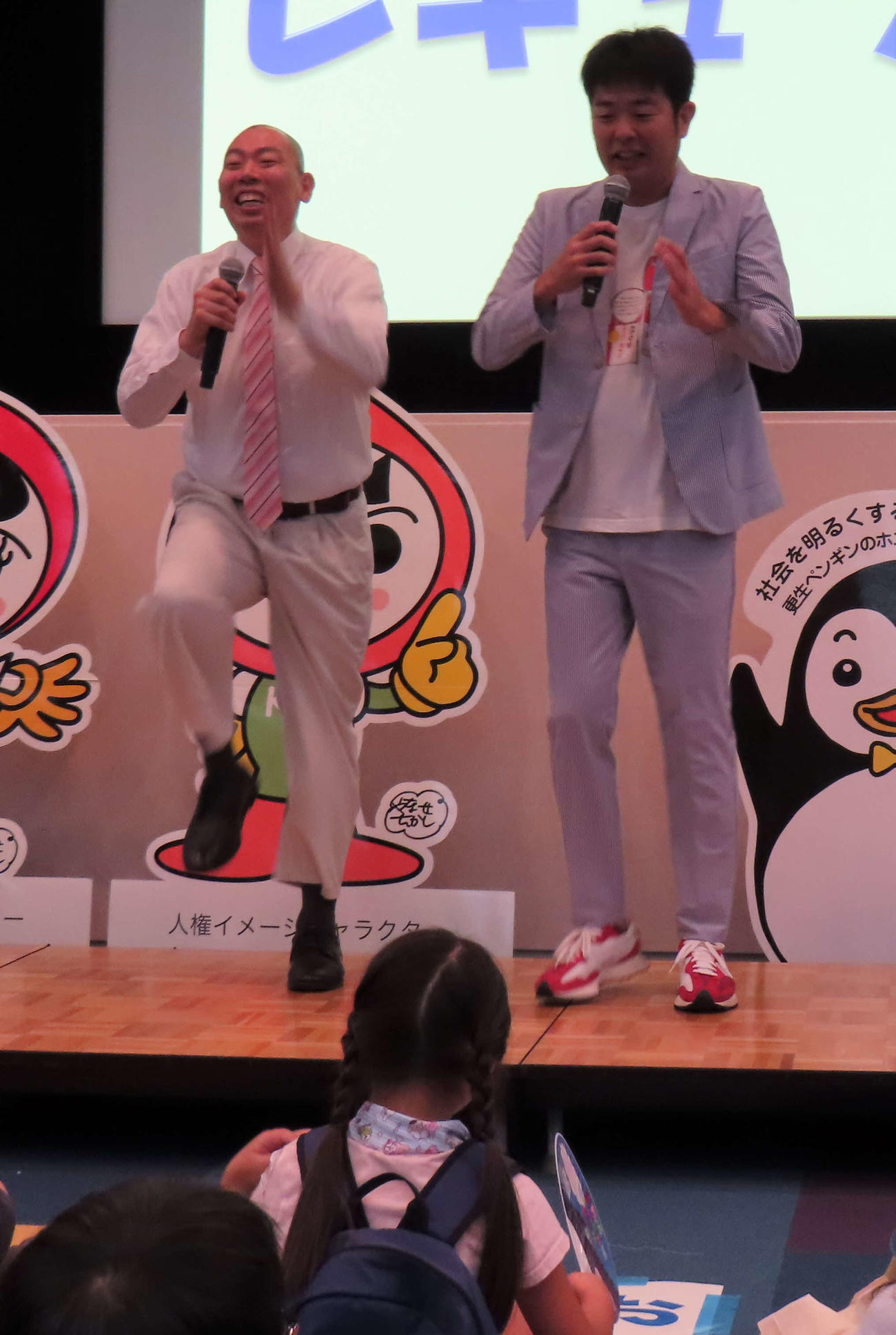 「法務省のお仕事学びまSHOW」ステージイベントに出席し、「あるある探検隊」を披露するレギュラーの西川晃啓（右）と松本康太（撮影・玉利朱音）