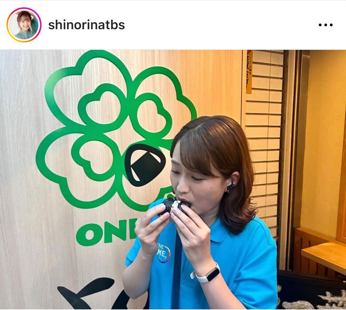 専門店のおにぎりを堪能するTBS篠原梨菜アナ（篠原梨菜アナのインスタグラムから）