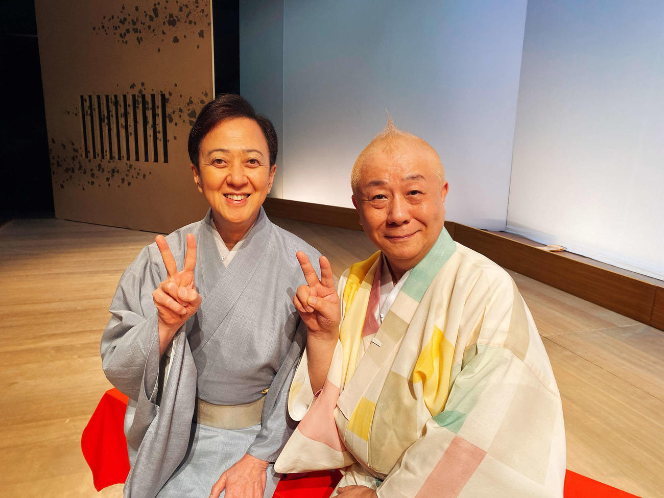 来年1月の大阪松竹座で再び同じ舞台に立つ坂東玉三郎（左）と春風亭小朝