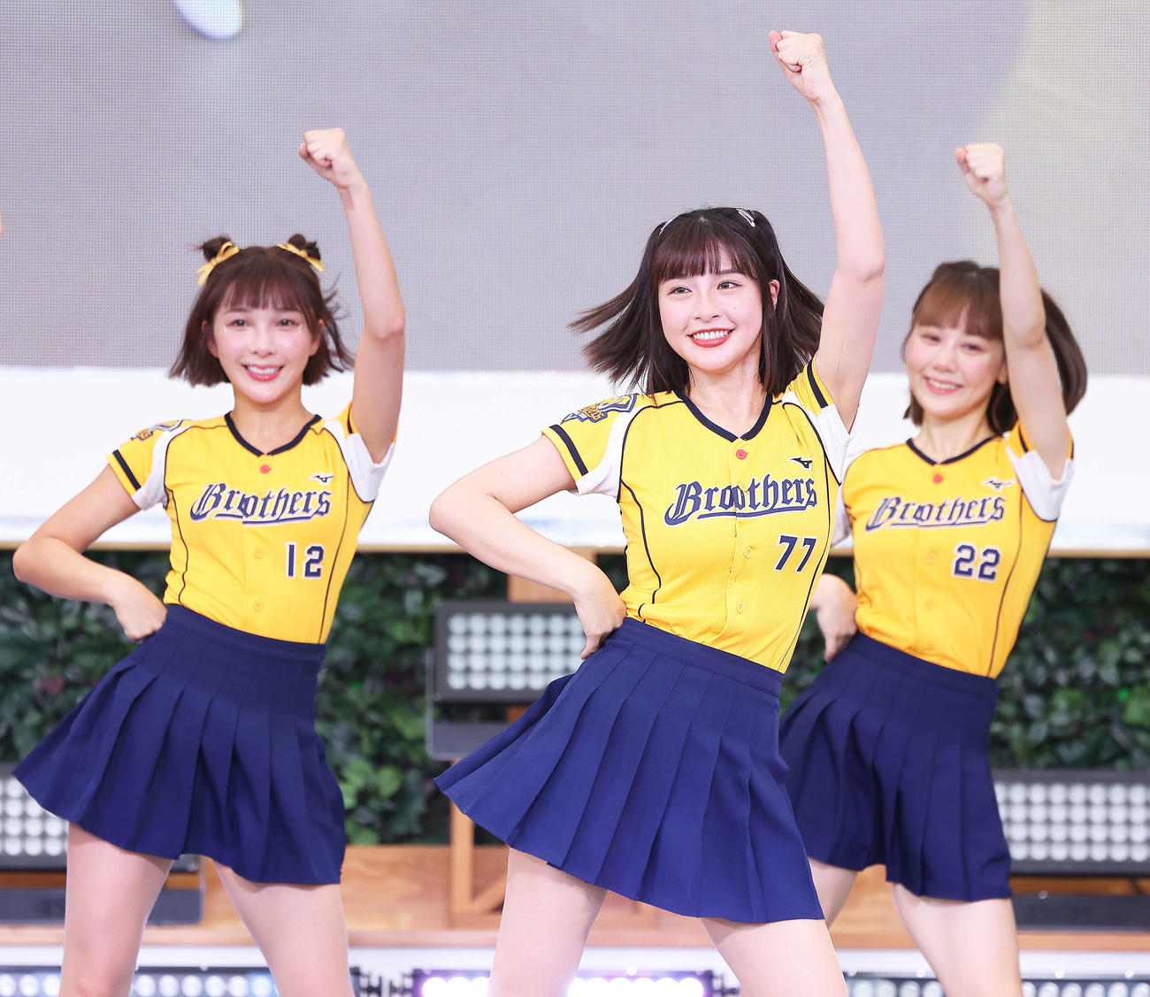「お台場冒険王2023 SUMMER SPLASH！」でパフォーマンスするパッションシスターズのチュンチュン(中央)らチア（撮影・河田真司）