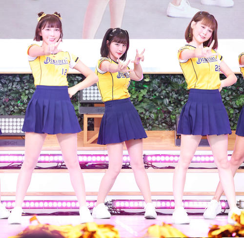 「お台場冒険王2023 SUMMER SPLASH！」でパフォーマンスするチュンチュン（中央）らパッションシスターズのチア（撮影・河田真司）