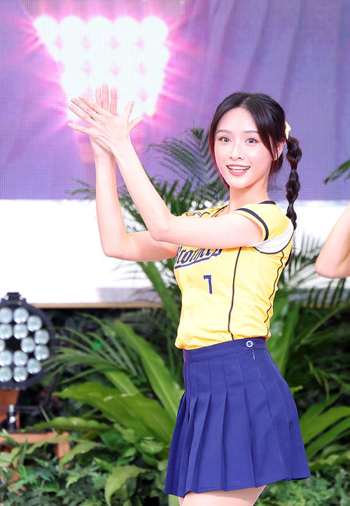 「お台場冒険王2023 SUMMER SPLASH！」でパフォーマンスするパッションシスターズの君白（撮影・河田真司）