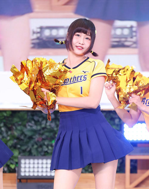 「お台場冒険王2023 SUMMER SPLASH！」でパフォーマンスするパッションシスターズのNatsuki（撮影・河田真司）