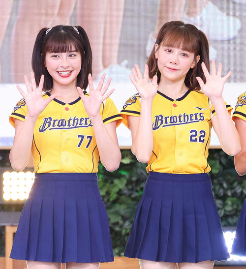 笑顔で手を振るパッションシスターズのチュンチュン（左）とYuner（撮影・河田真司）
