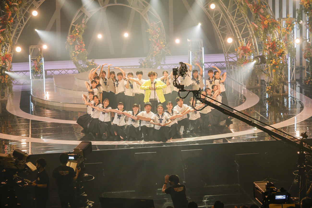 NHK音楽特番「いのちのうたフェス2023」に出演する新浜レオン（中央）（C）NHK