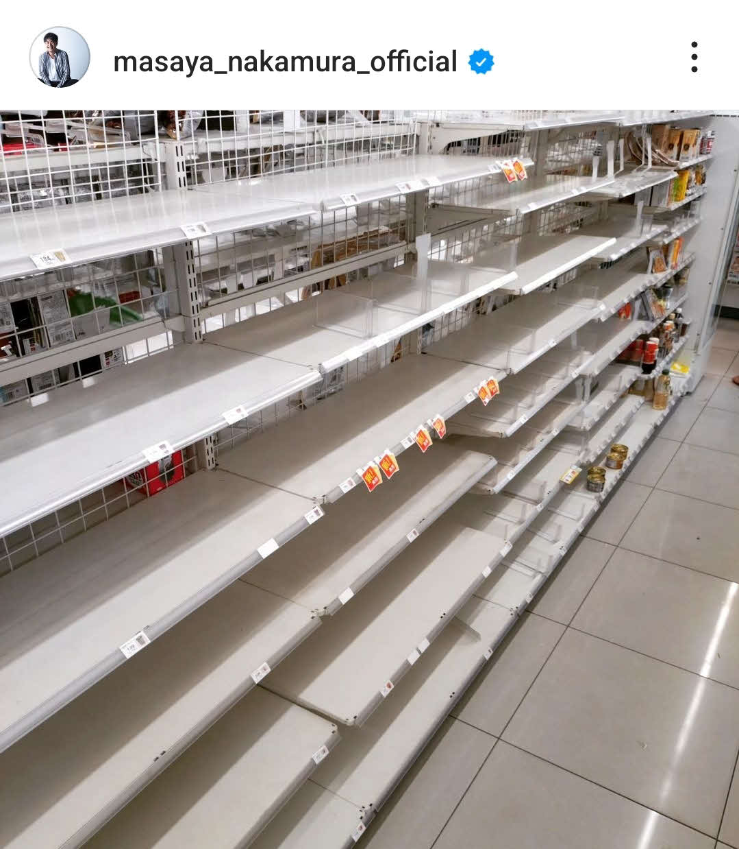 空っぽのコンビニ棚の様子を報告（中村昌也のインスタグラムから）