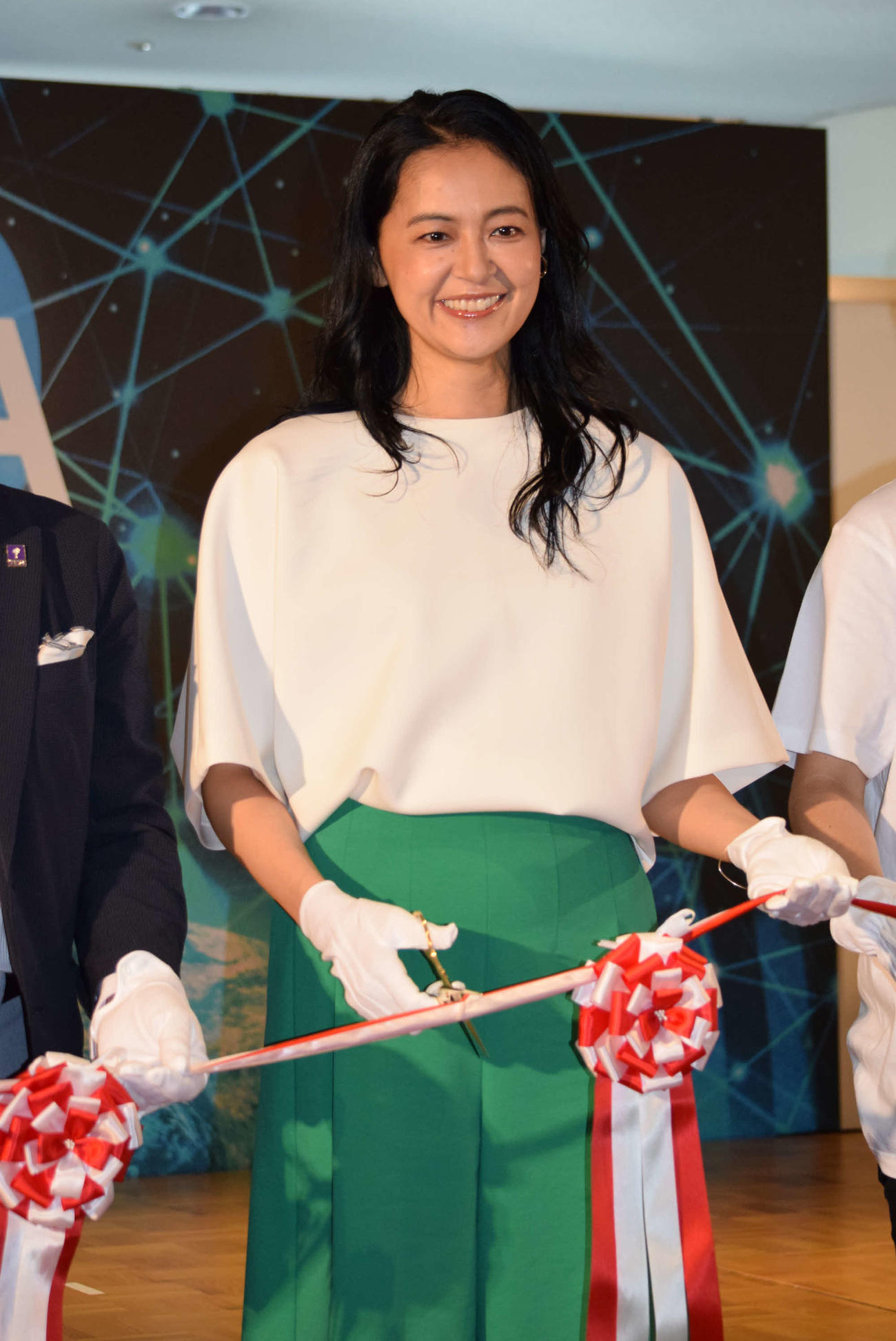 笑顔でテープカットする黒谷友香（撮影・阪口孝志）