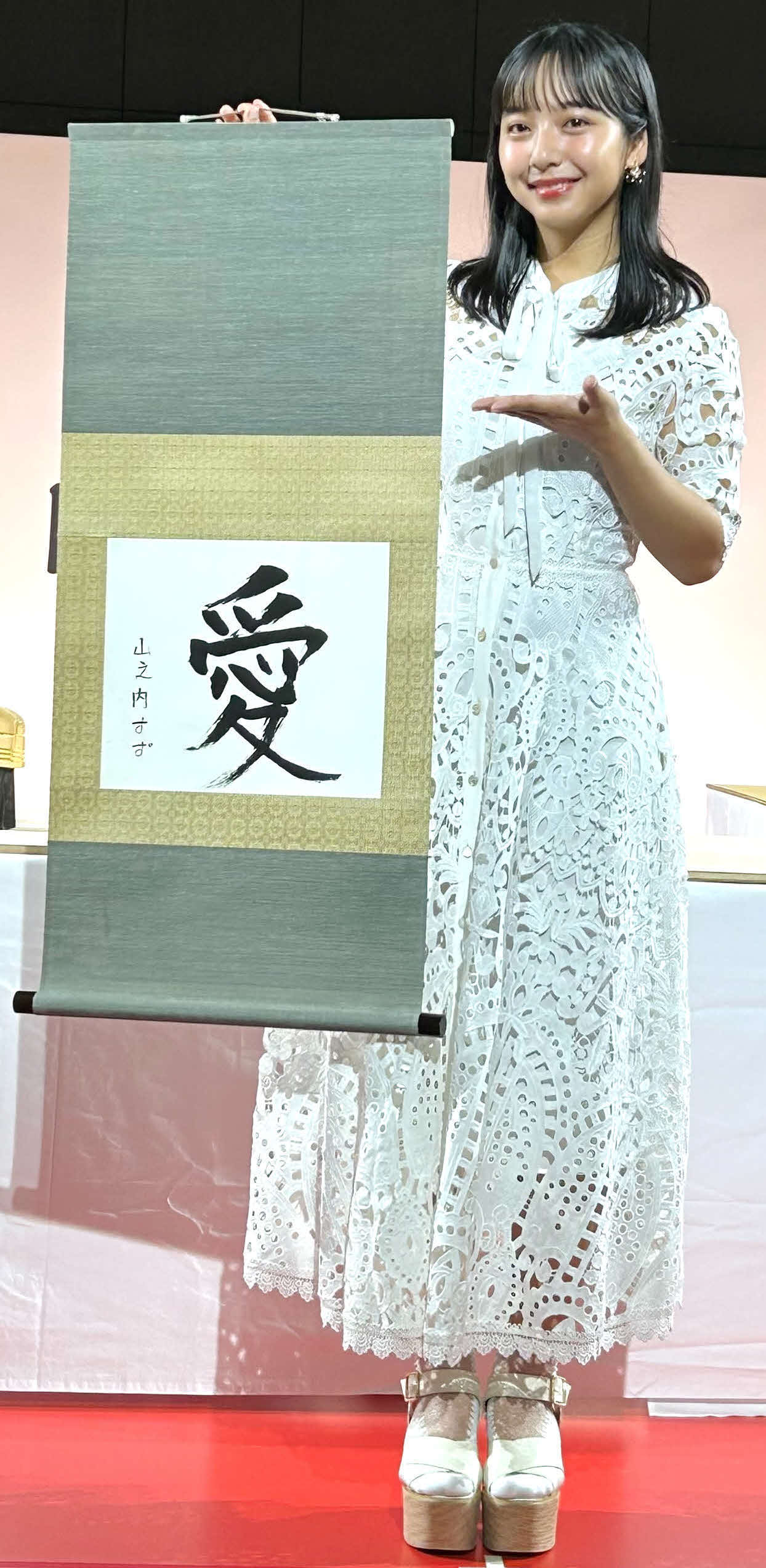 「ものづくり・匠の技の祭典2023」で掛け軸製作を体験した山之内すず（撮影・松尾幸之介）