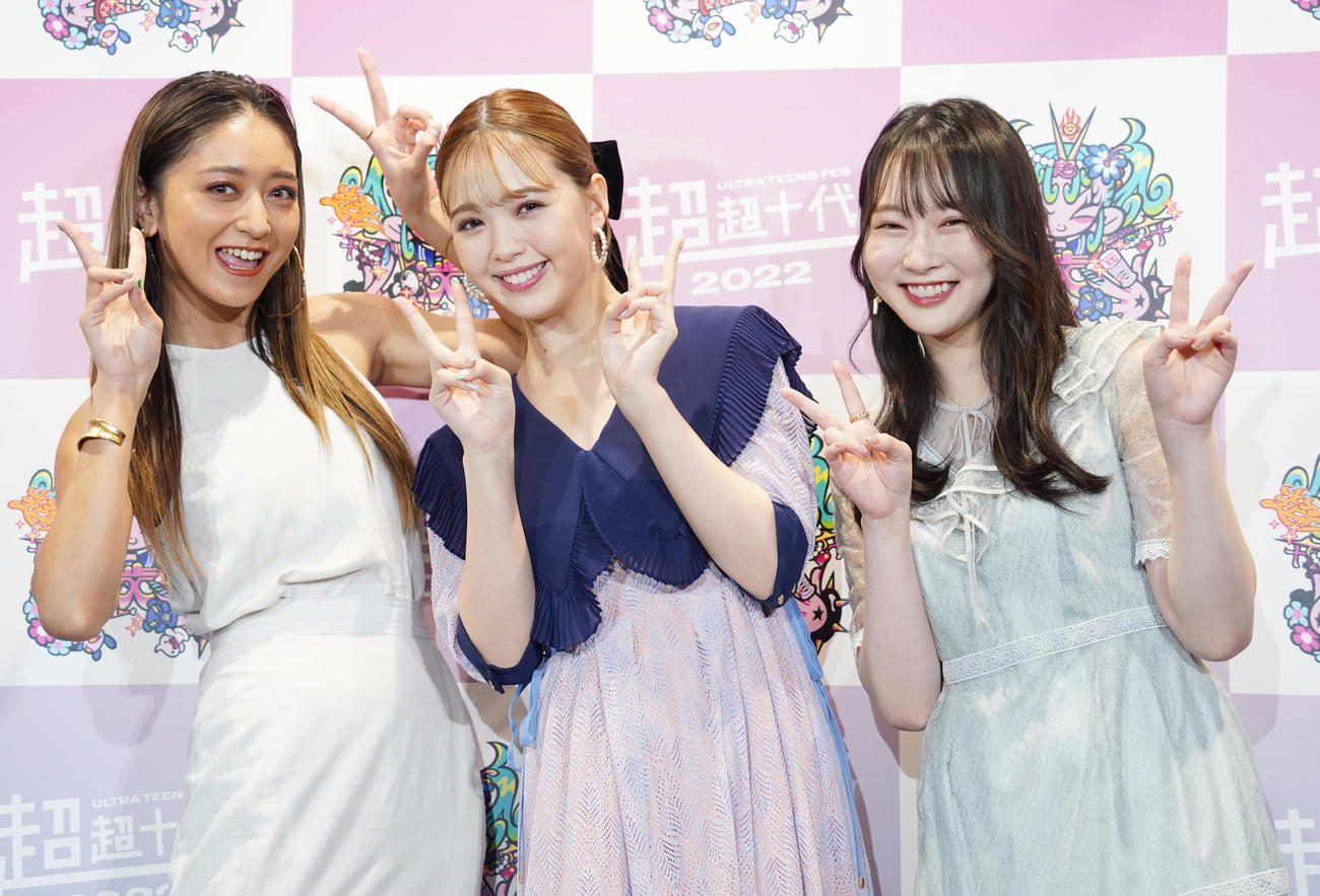 2022年3月、イベントに出席した左から池田美優、藤田ニコル、越智ゆらの